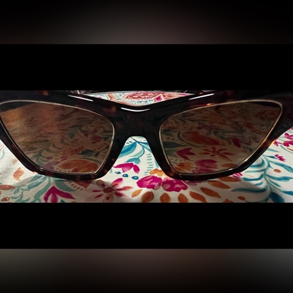 Tory Burch Tortoise Shell Sunglasses with Original Case - Picture 6 of 6